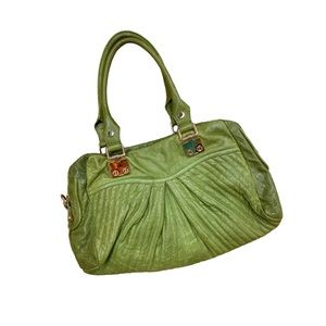 treesie green purse <3 in fantastic condition, no flaws and no signs of wear!